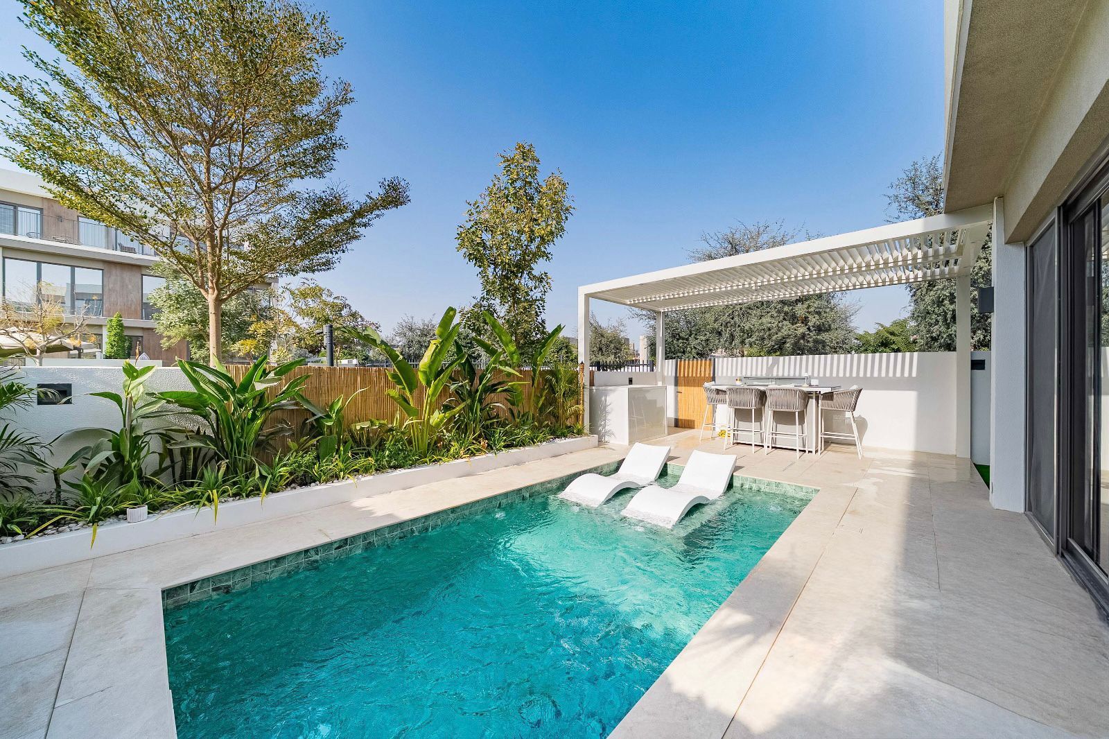 Pool with in-pool loungers and bar