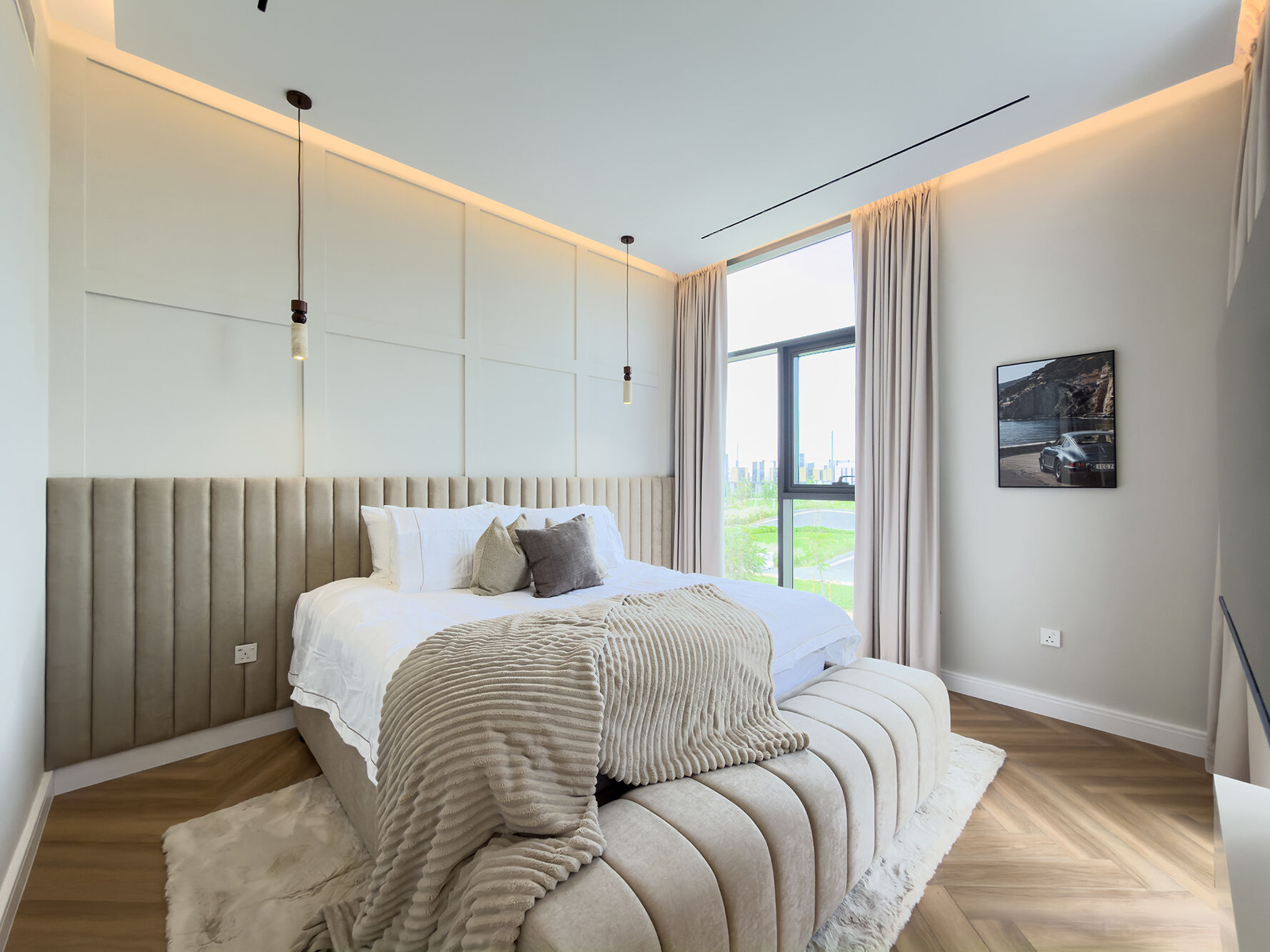 Secondary bedroom with grid-panelled headboard
