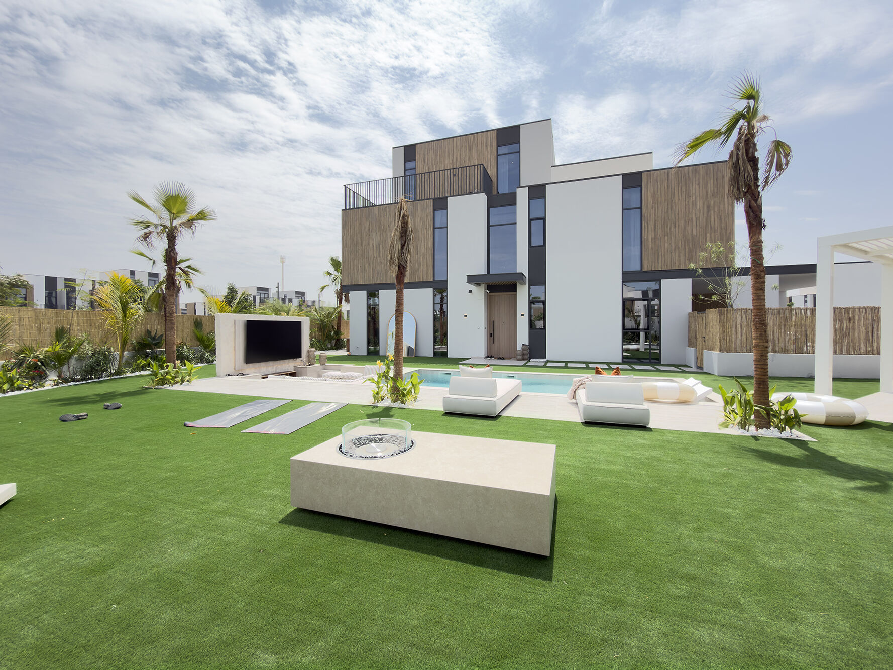 Garden with outdoor TV and fire pit